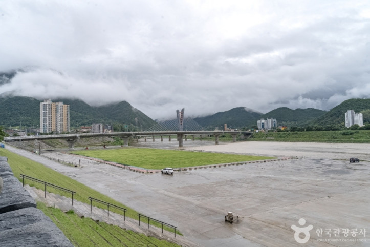동강둔치공원 여행 추천 - 메고지고