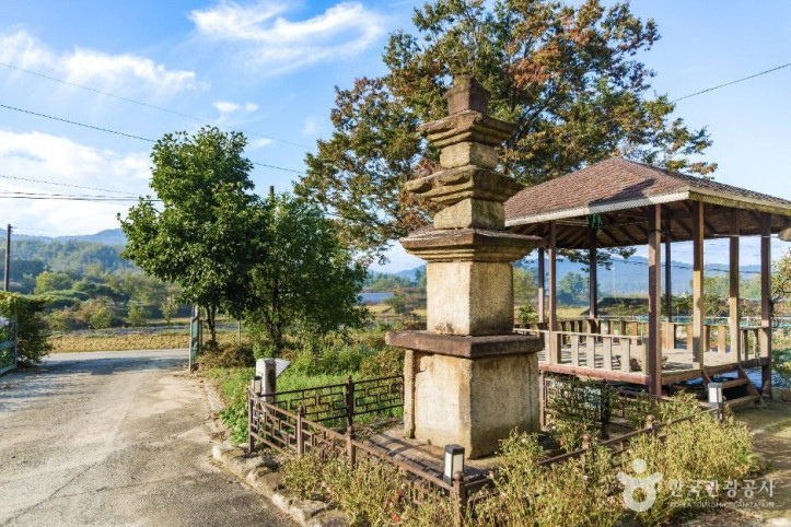 괴산 보안사 삼층석탑 여행 추천 - 메고지고