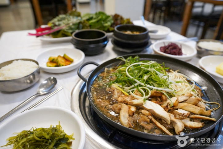 경주 쌈밥거리 여행 추천 - 메고지고