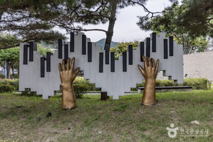 윤이상 생가 여행 추천 - 메고지고