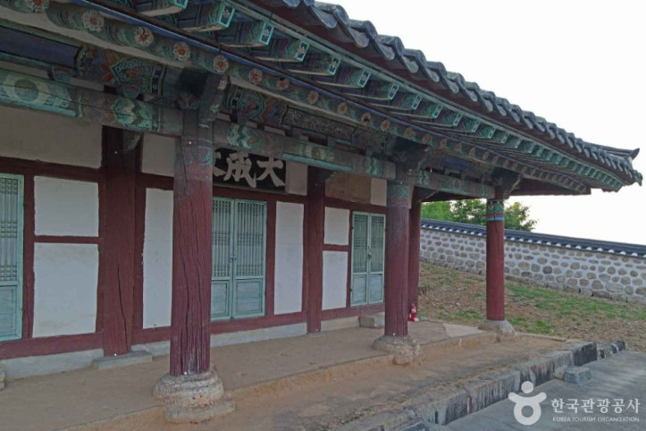 은진향교 대성전 여행 추천 - 메고지고