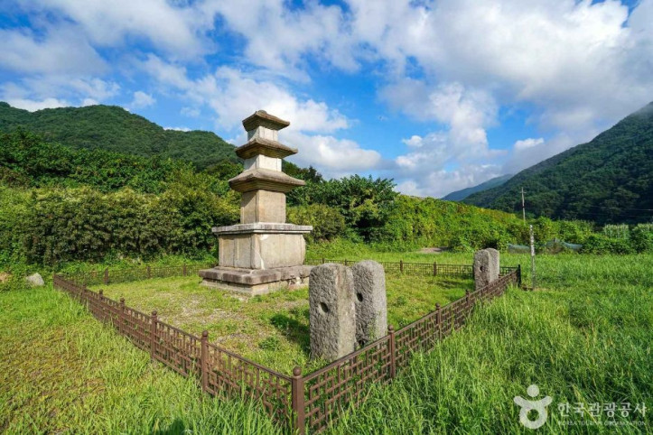삼장사지 삼층석탑 여행 추천 - 메고지고