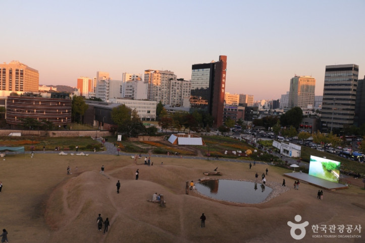 열린송현 녹지광장 여행 추천 - 메고지고