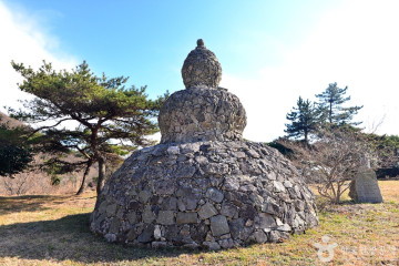 상만리오층석탑 여행 추천 - 메고지고