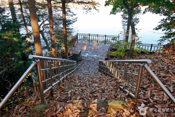 충주 창동리 마애여래상 여행 추천 - 메고지고