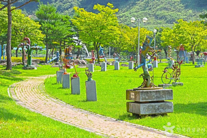 용담댐 조각공원 여행 추천 - 메고지고
