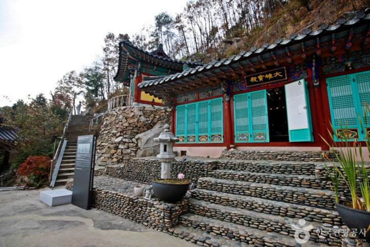 충주 신흥사 석조 나한상 여행 추천 - 메고지고