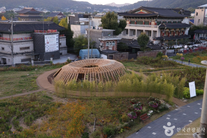 열린송현 녹지광장 여행 추천 - 메고지고