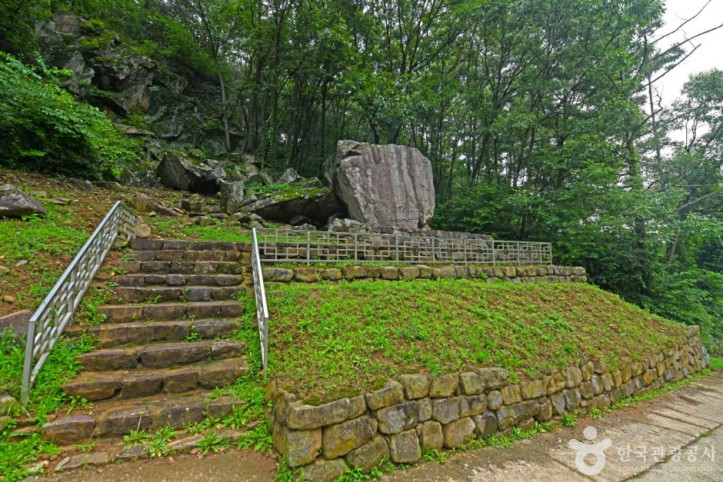 괴산 삼방리 마애여래좌상 여행 추천 - 메고지고