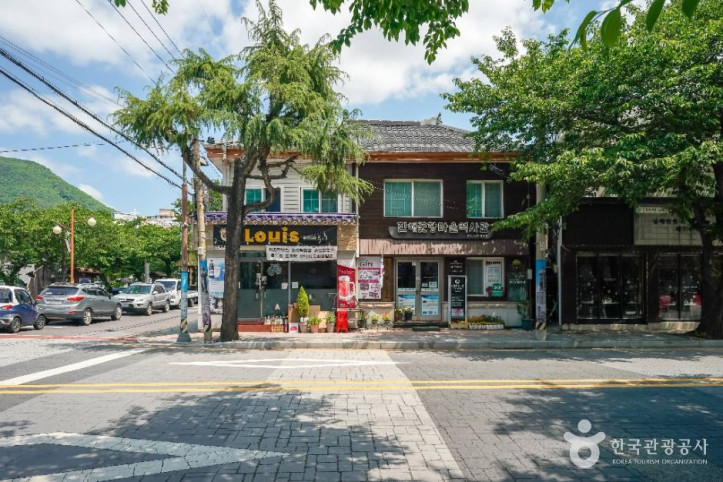 군항마을 역사길 여행 추천 - 메고지고