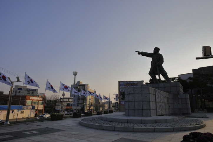 김좌진장군동상 여행 추천 - 메고지고
