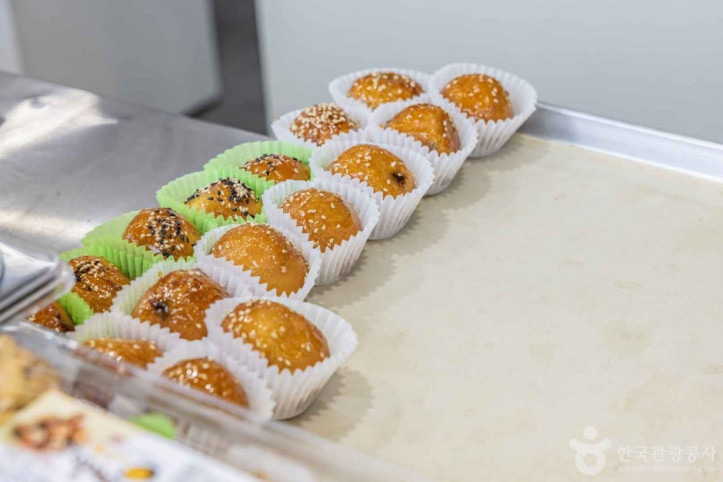 통영항 꿀빵거리 여행 추천 - 메고지고