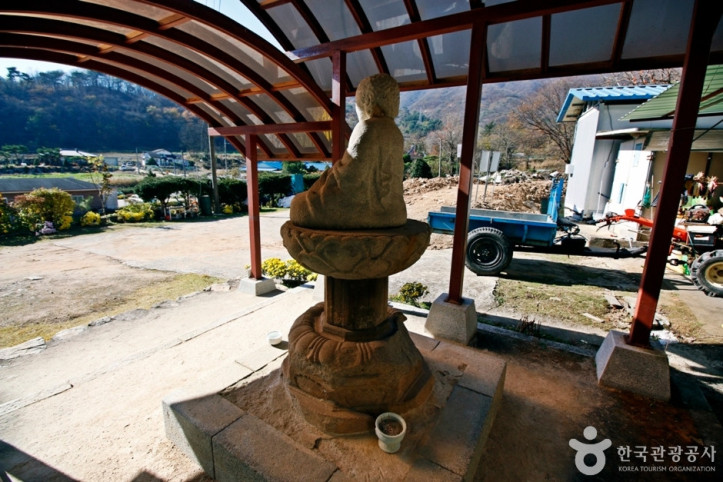 충주 오갑사지 석조여래좌상 여행 추천 - 메고지고