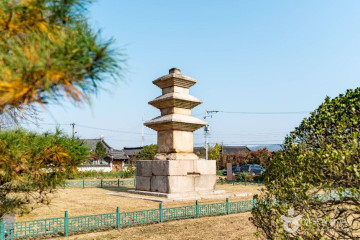 경주 남산동 동·서 삼층석탑 여행 추천 - 메고지고