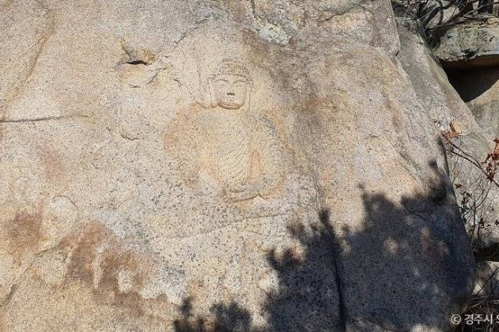 경주 남산 용장사지 마애여래좌상 여행 추천 - 메고지고