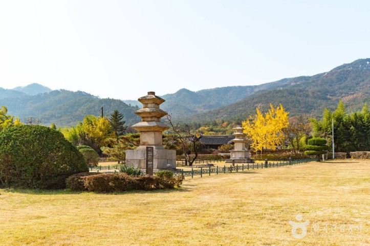 경주 남산동 동·서 삼층석탑 여행 추천 - 메고지고