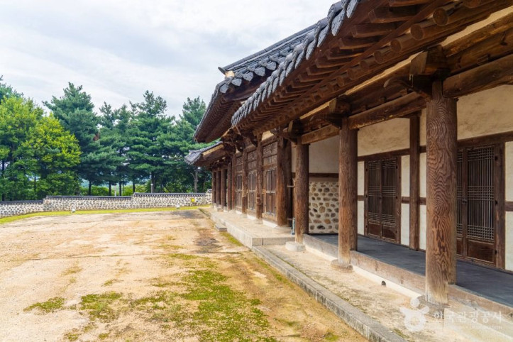 안성 객사 정청 여행 추천 - 메고지고