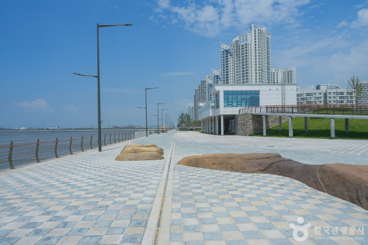송도랜드마크시티1호수변공원 여행 추천 - 메고지고
