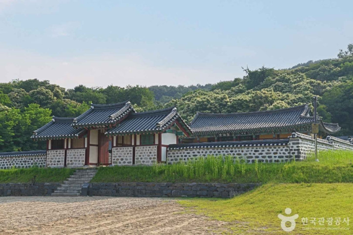 홍산동헌 여행 추천 - 메고지고