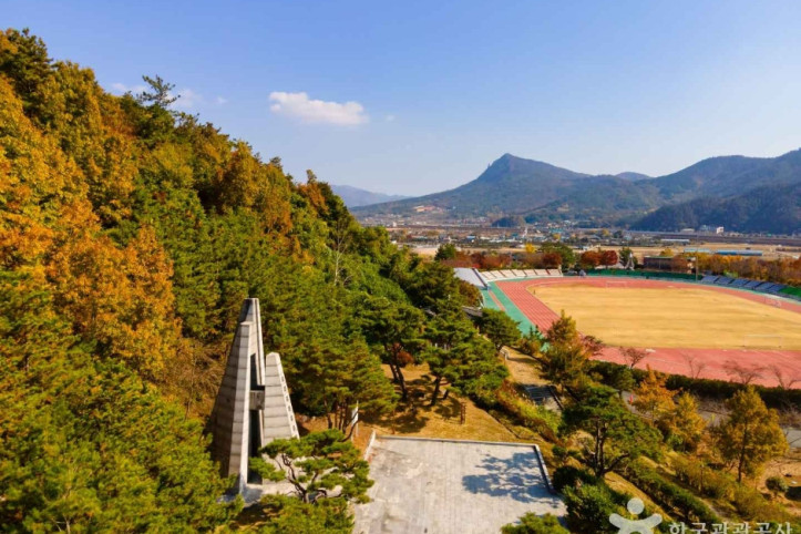 동학농민혁명기념탑 여행 추천 - 메고지고