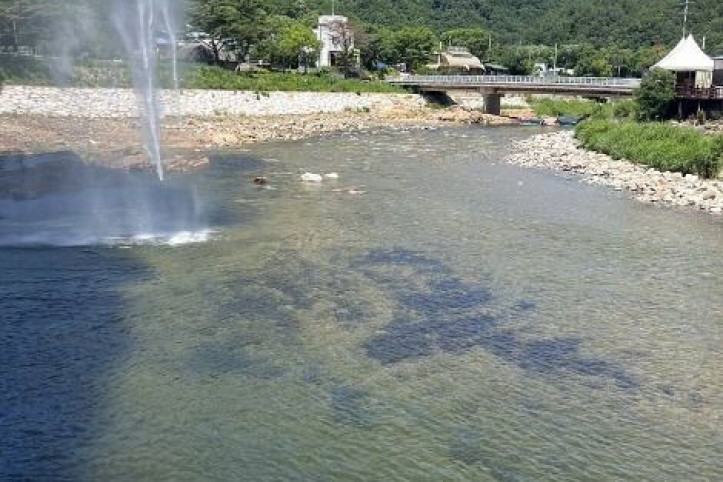 용대 매바위 인공폭포 여행 추천 - 메고지고