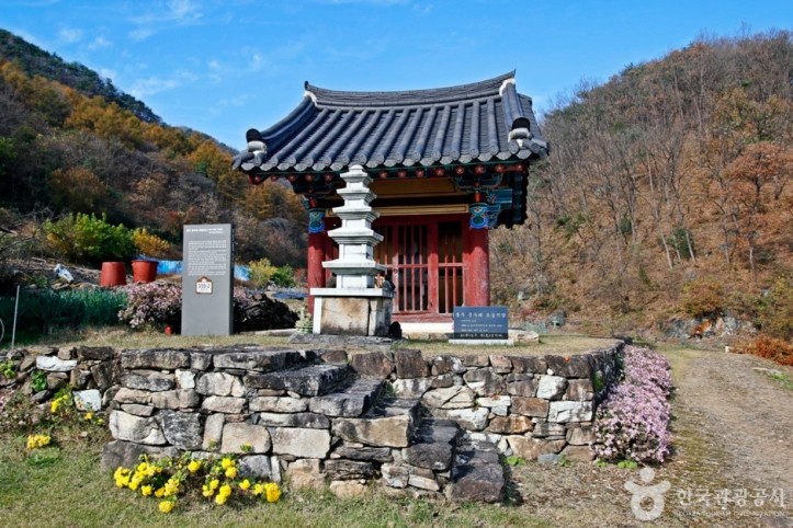 충주 문주리 석조여래좌상 여행 추천 - 메고지고