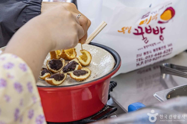 통영항 꿀빵거리 여행 추천 - 메고지고