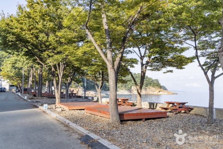 항도몽돌해수욕장 여행 추천 - 메고지고