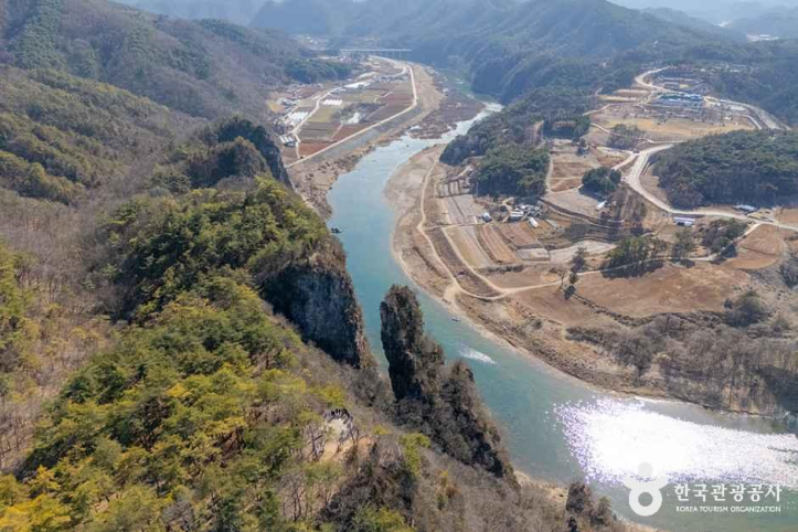 선돌 (강원고생대 국가지질공원) 여행 추천 - 메고지고
