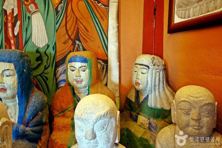 충주 신흥사 석조 나한상 여행 추천 - 메고지고