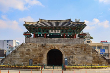 홍주천년기념탑 여행 추천 - 메고지고