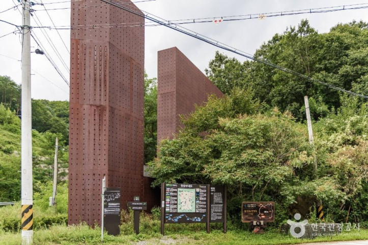 백석산지구 전투전적비 여행 추천 - 메고지고