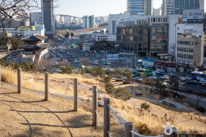 흥인지문공원 여행 추천 - 메고지고