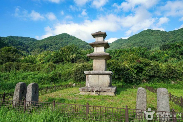 삼장사지 삼층석탑 여행 추천 - 메고지고