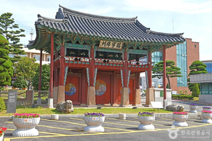 서산관아문 및 외동헌 여행 추천 - 메고지고