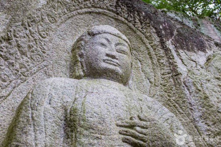 경주 율동 마애여래삼존입상 여행 추천 - 메고지고