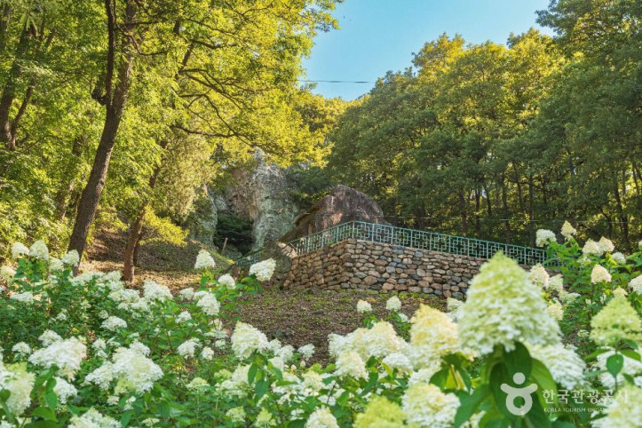 어물동 마애여래좌상 여행 추천 - 메고지고
