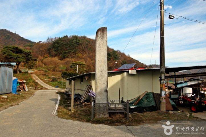 충주 숭선사지 당간지주 여행 추천 - 메고지고