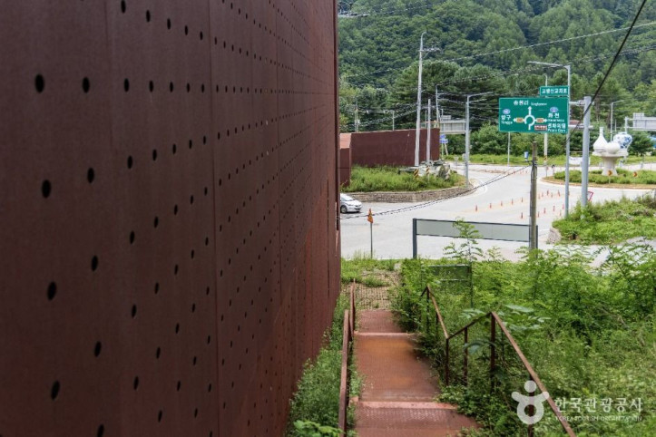 백석산지구 전투전적비 여행 추천 - 메고지고