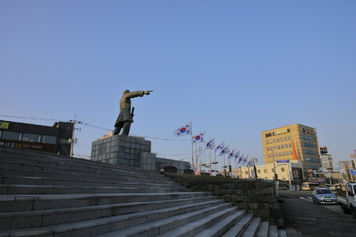 김좌진장군동상 여행 추천 - 메고지고