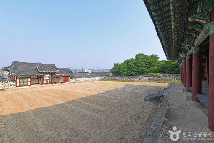 홍산동헌 여행 추천 - 메고지고