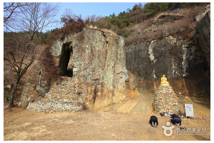 함안 방어산 마애약사여래삼존입상 여행 추천 - 메고지고