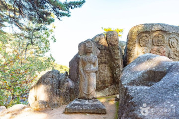 경주 남산 불곡 마애여래좌상 여행 추천 - 메고지고