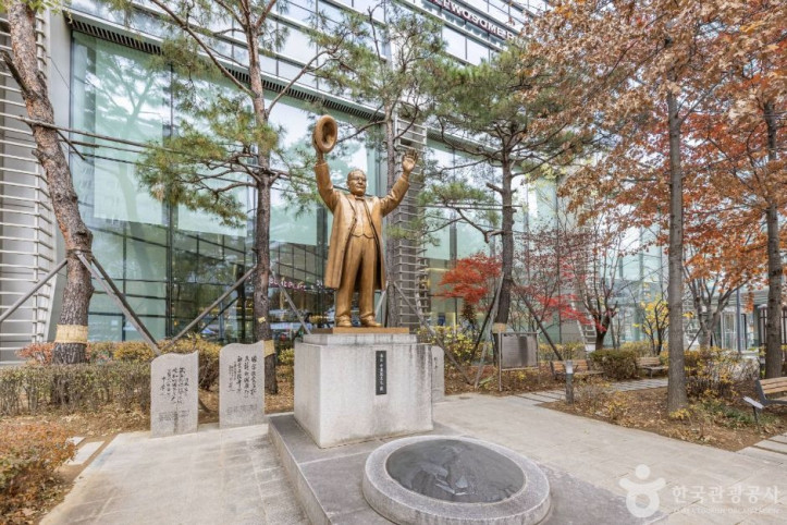 해공신익희선생동상 여행 추천 - 메고지고