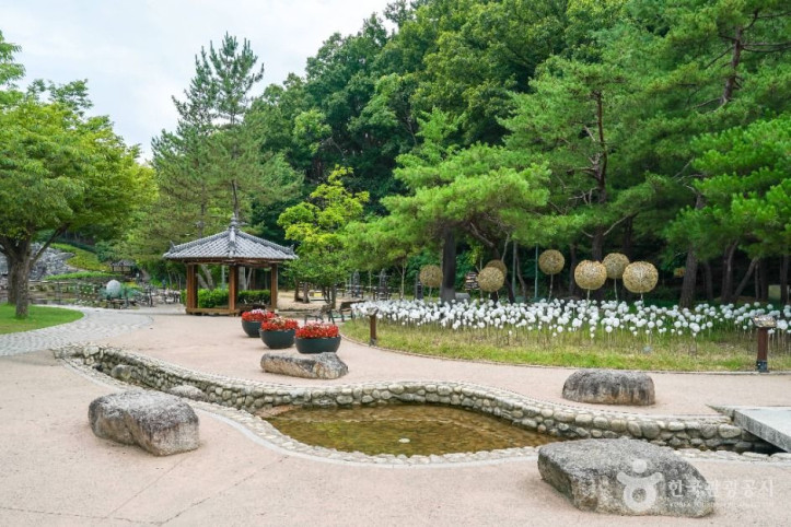 운암지 수변공원 여행 추천 - 메고지고