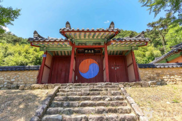 군위 불로리 마애보살입상 여행 추천 - 메고지고
