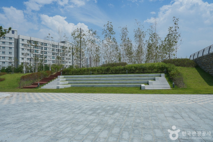 송도랜드마크시티1호수변공원 여행 추천 - 메고지고