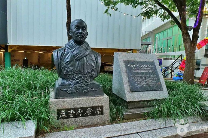 우당 이회영 선생 흉상 여행 추천 - 메고지고