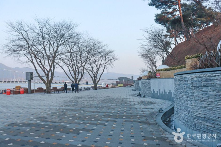 예당호 출렁다리(음악분수) 여행 추천 - 메고지고