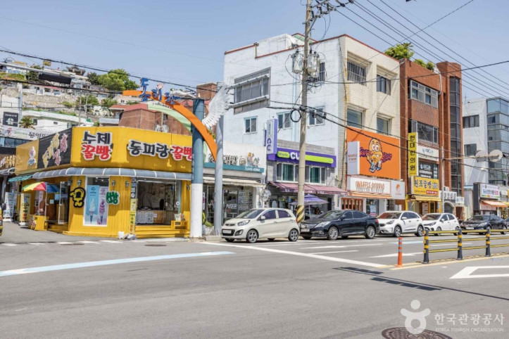 통영항 꿀빵거리 여행 추천 - 메고지고
